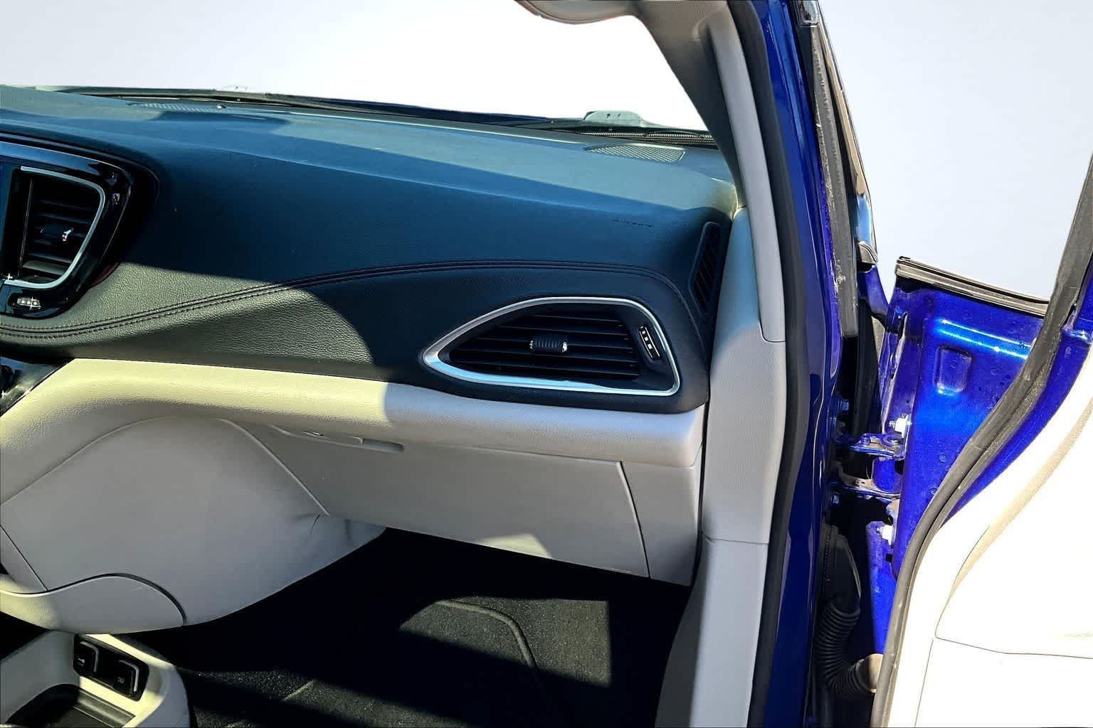 Thumbnail: 2020 Chrysler Pacifica - 24