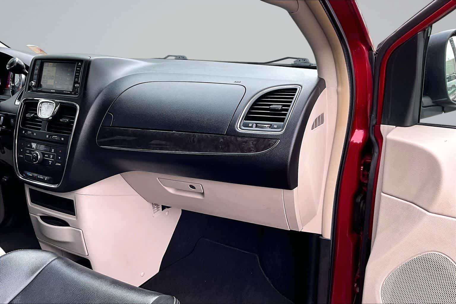 Thumbnail: 2012 Chrysler Town & Country - 24