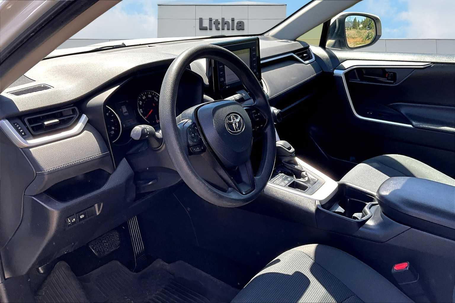 2020 Toyota RAV4 LE photo 2
