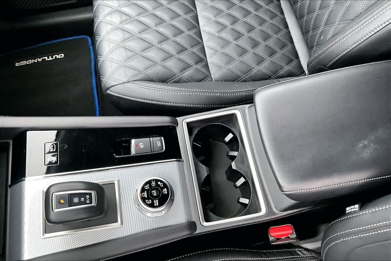 Thumbnail: 2023 Mitsubishi Outlander - 17