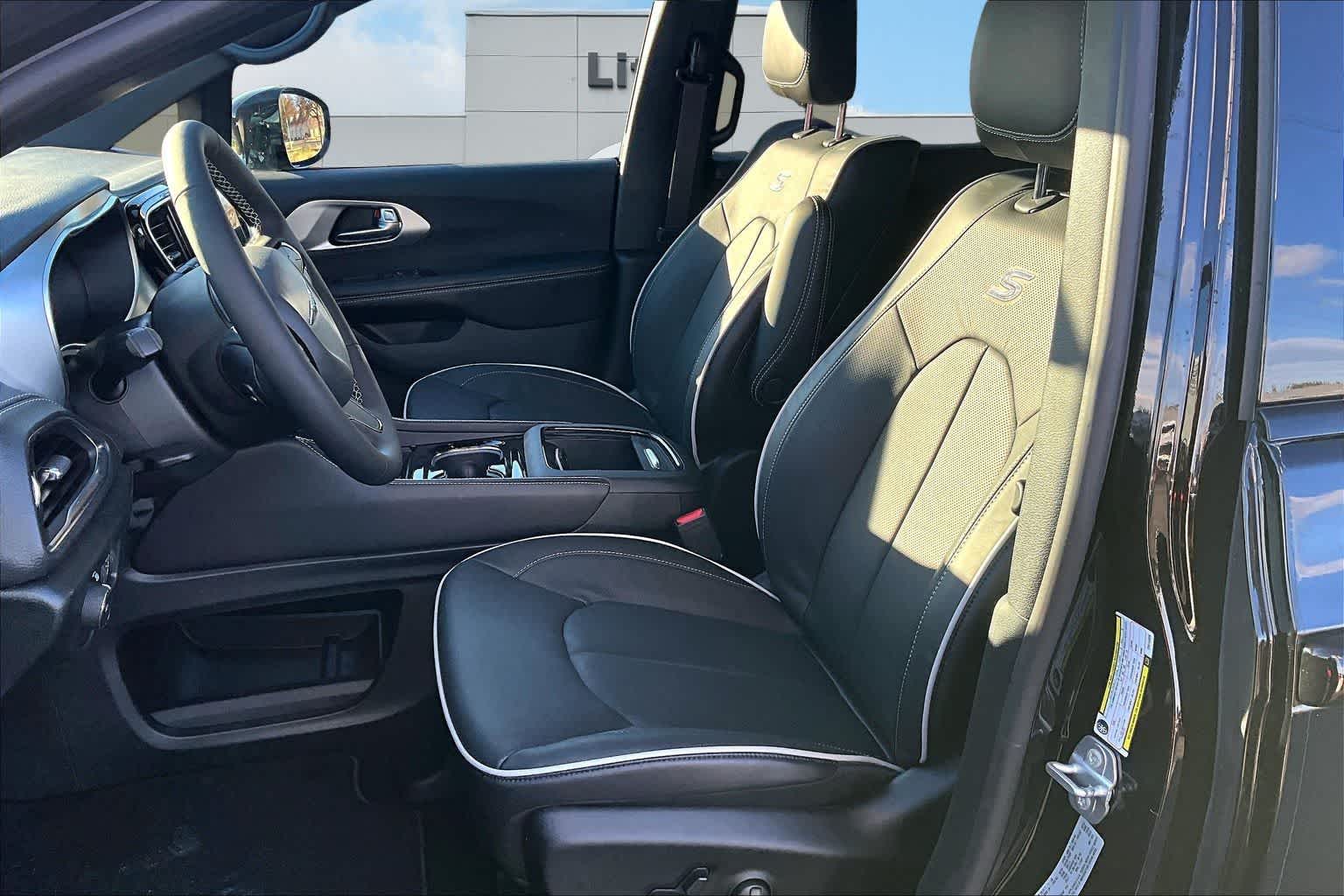 Thumbnail: 2026 Chrysler Pacifica - 11