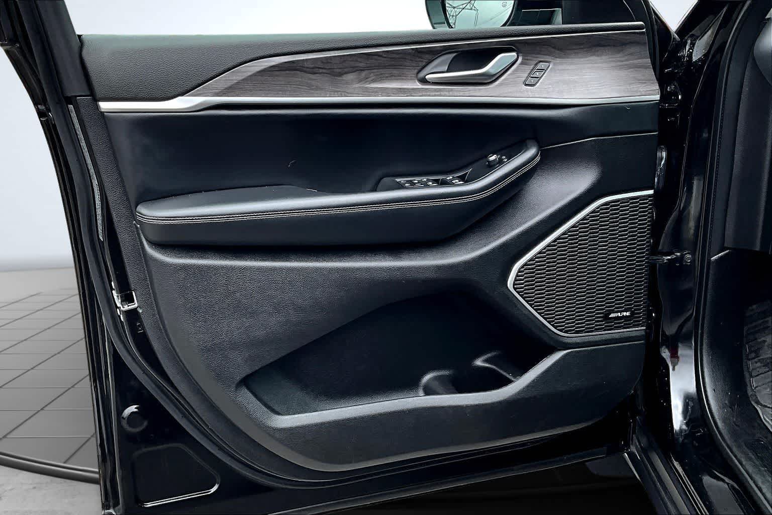 Thumbnail: 2022 Jeep Grand Cherokee - 28