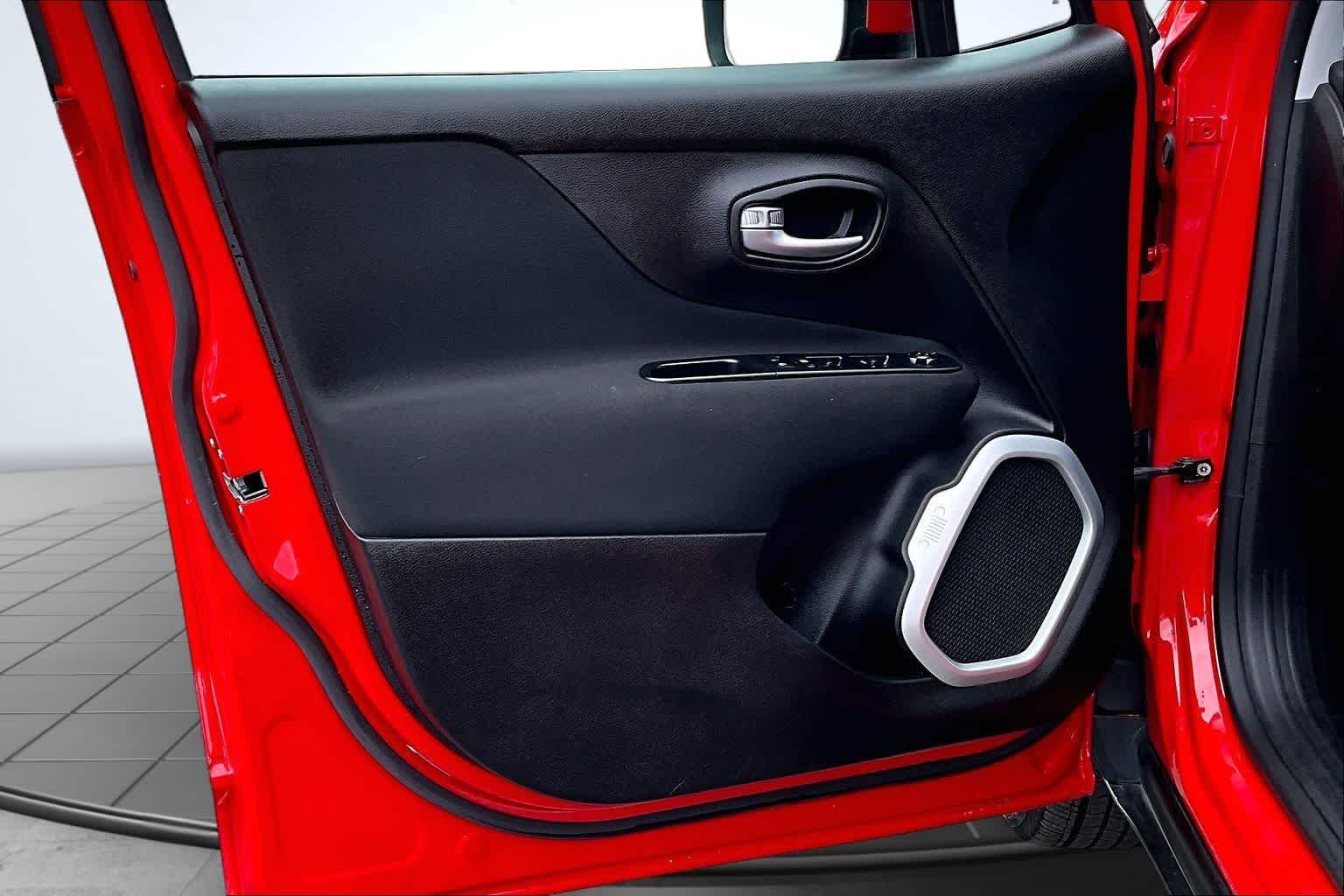 Thumbnail: 2018 Jeep Renegade - 28