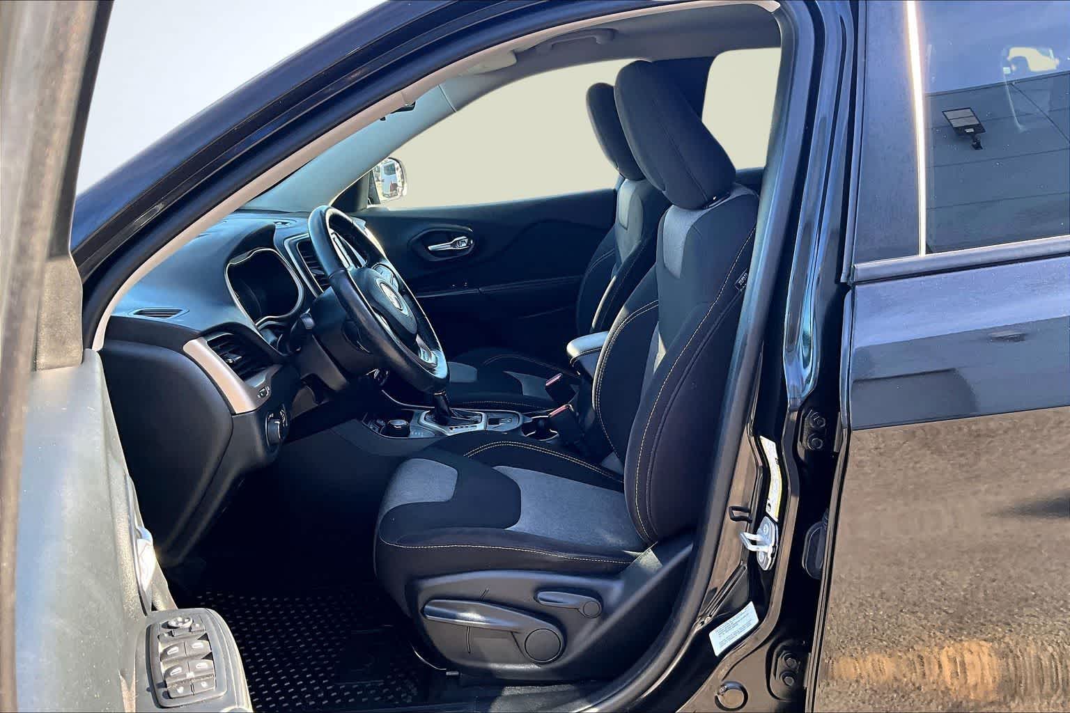 Thumbnail: 2016 Jeep Cherokee - 11