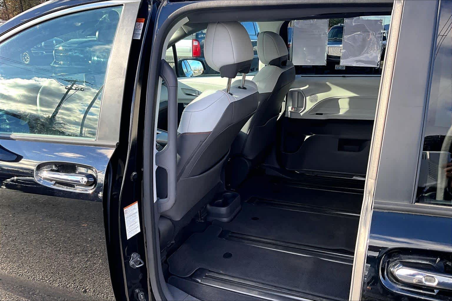 Thumbnail: 2022 Toyota Sienna - 12