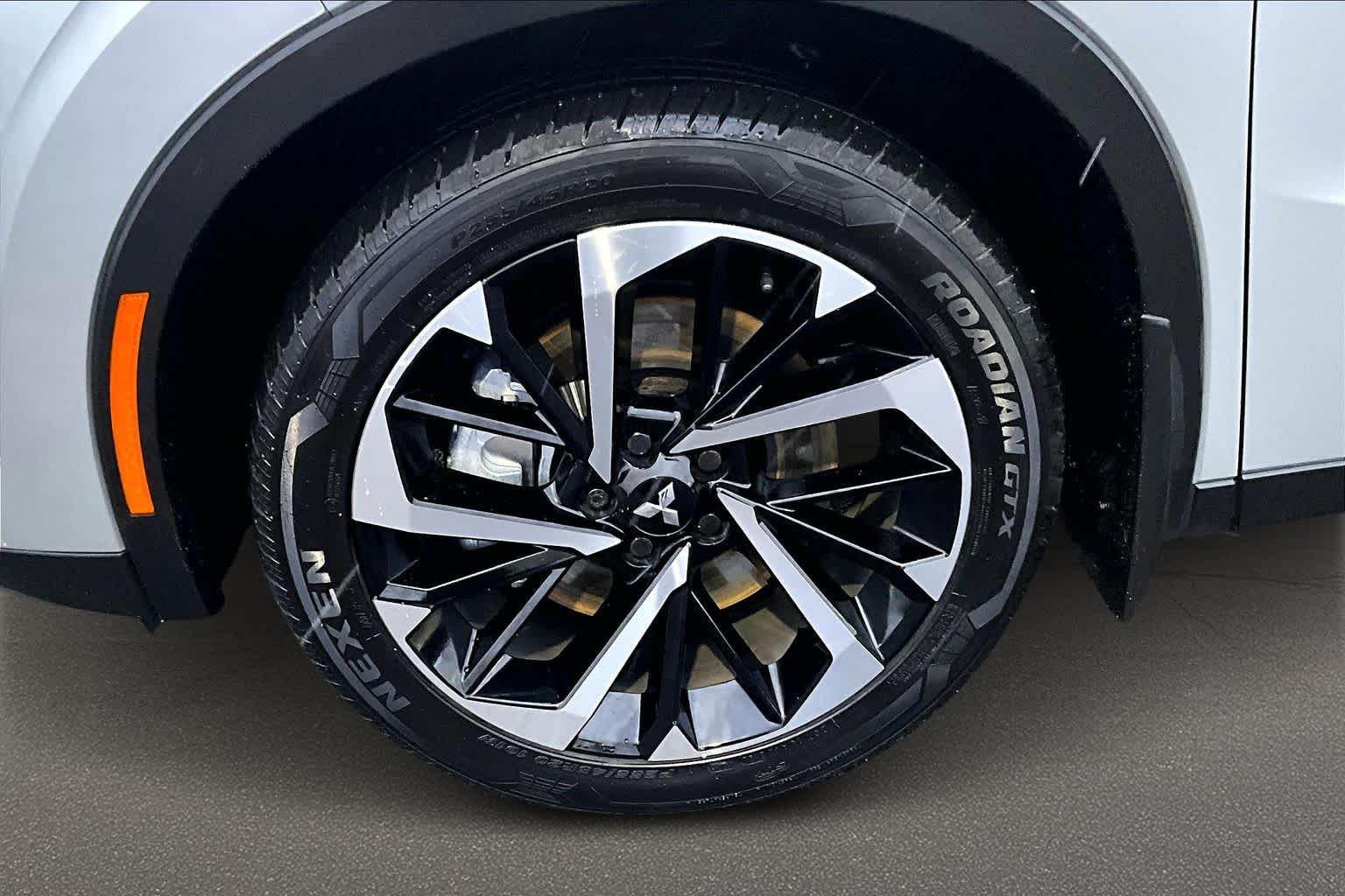 Thumbnail: 2023 Mitsubishi Outlander - 8