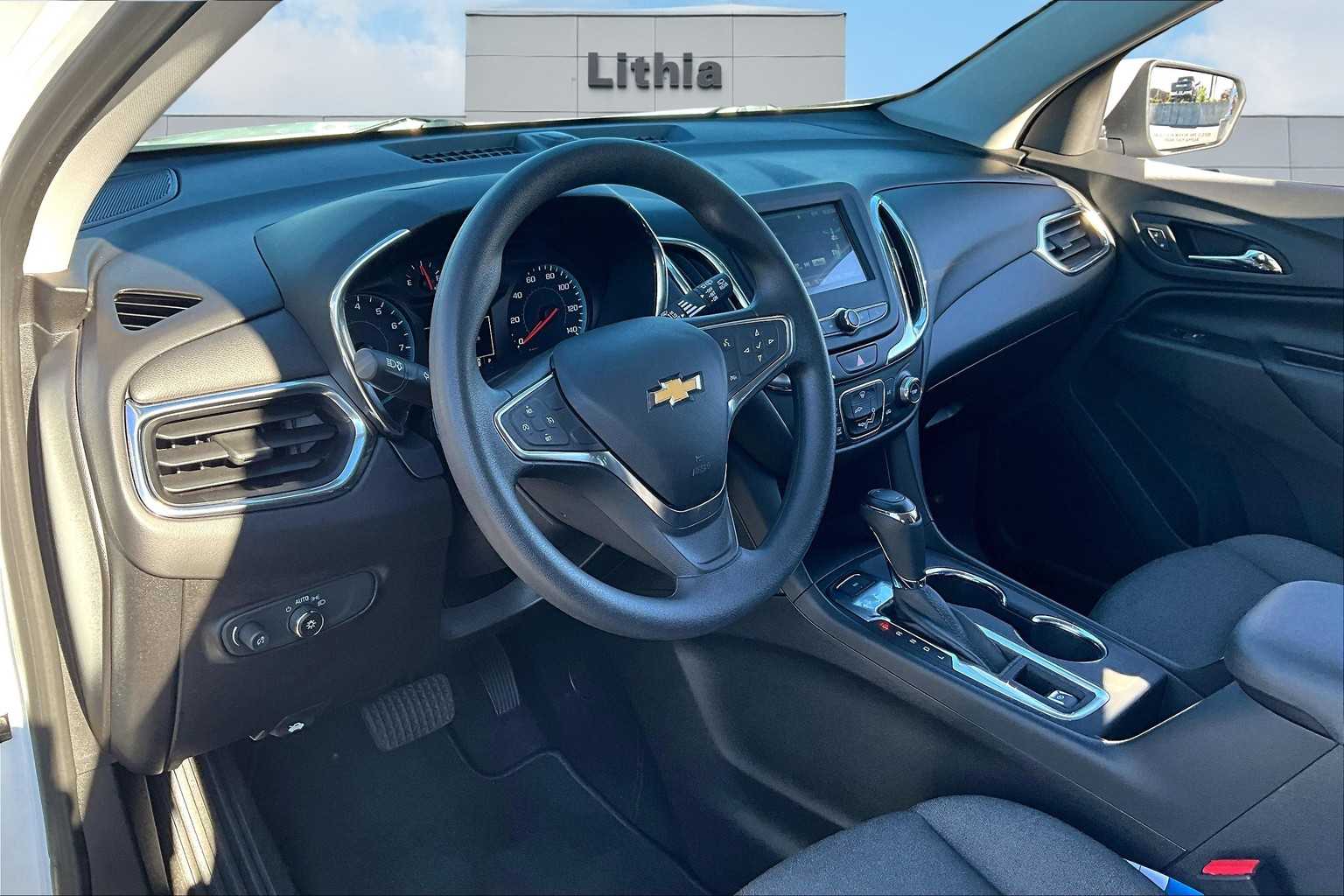 2018 Chevrolet Equinox LT photo 2