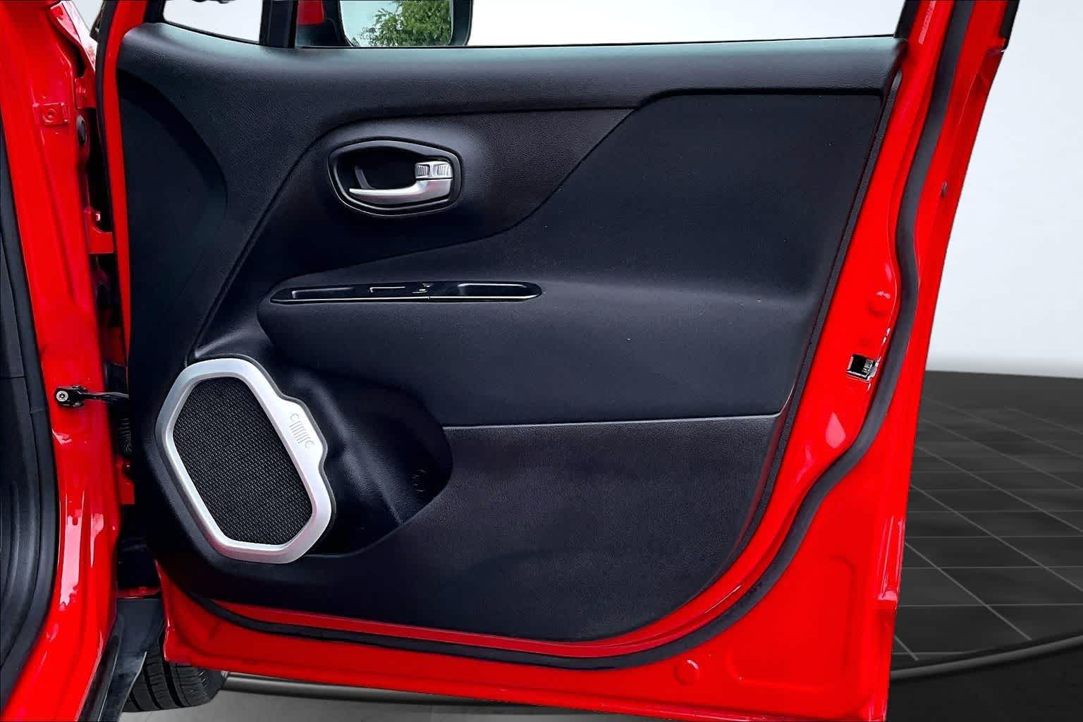 Thumbnail: 2018 Jeep Renegade - 29