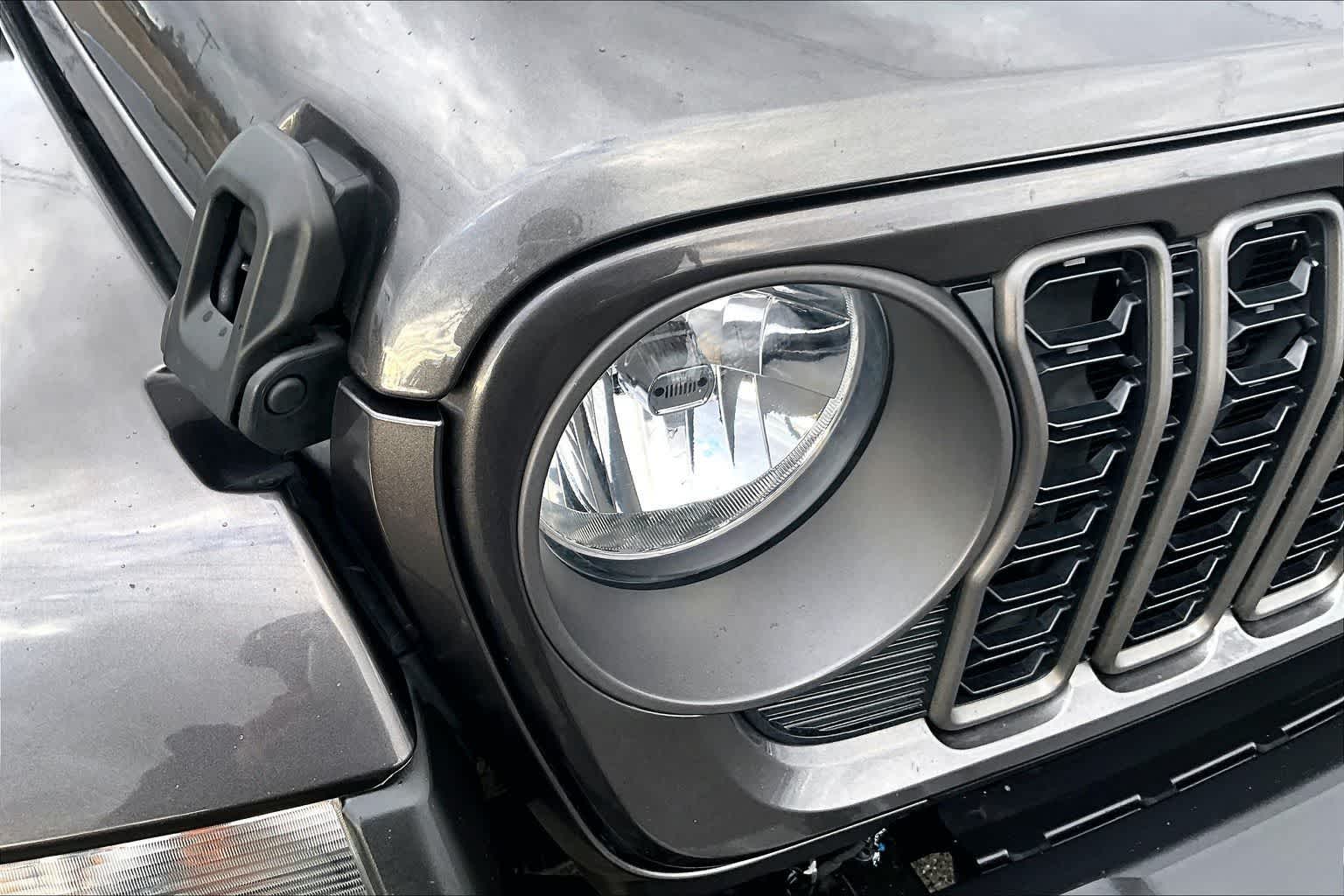 Thumbnail: 2024 Jeep Gladiator - 31