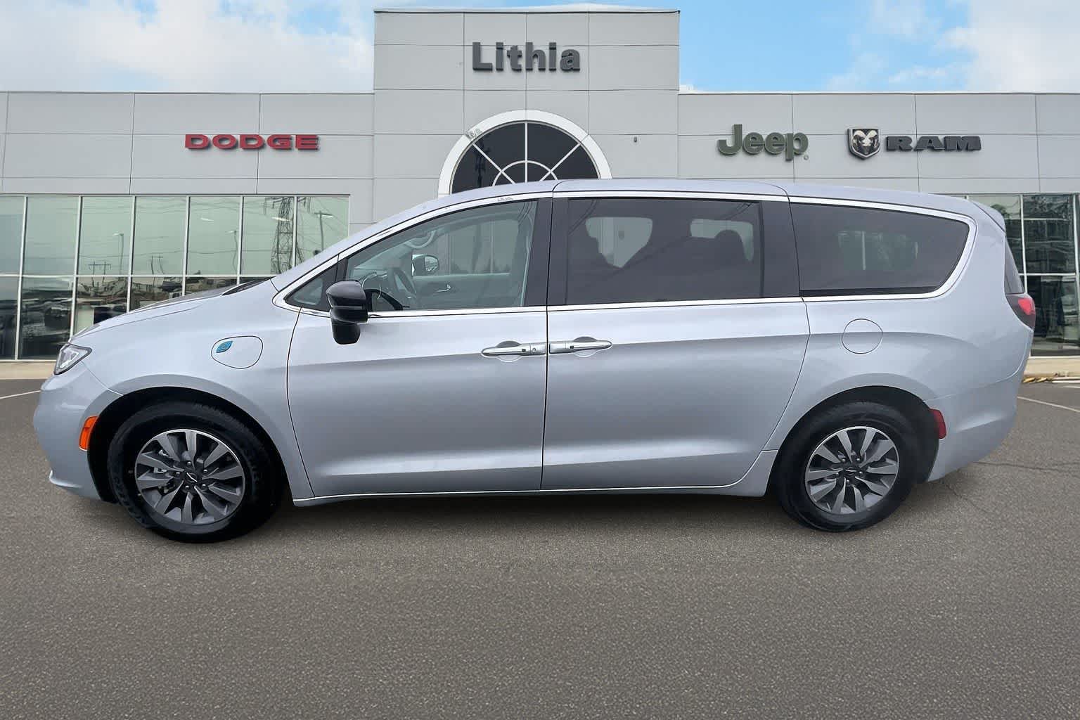 Thumbnail: 2024 Chrysler Pacifica - 3