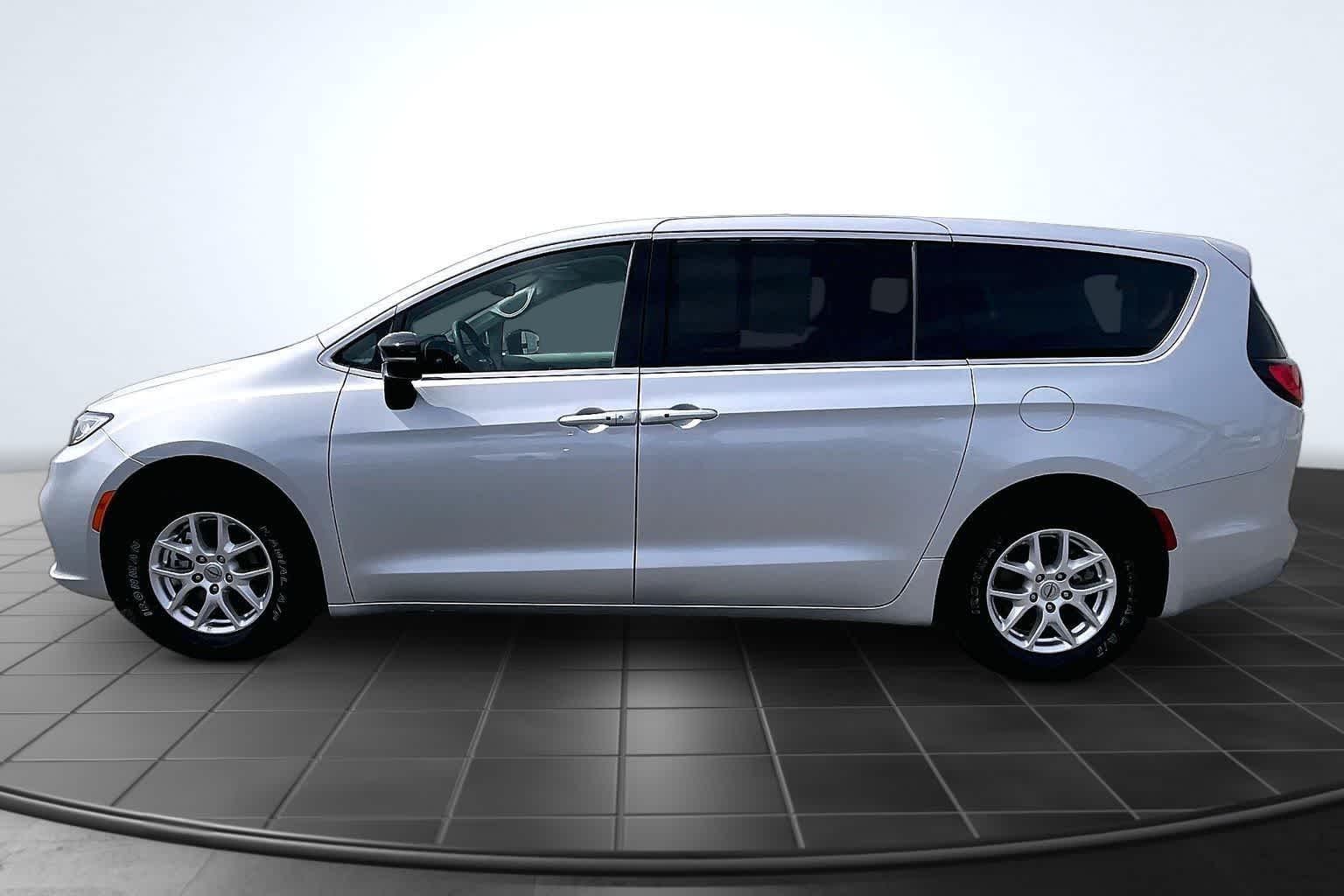 Thumbnail: 2024 Chrysler Pacifica - 3