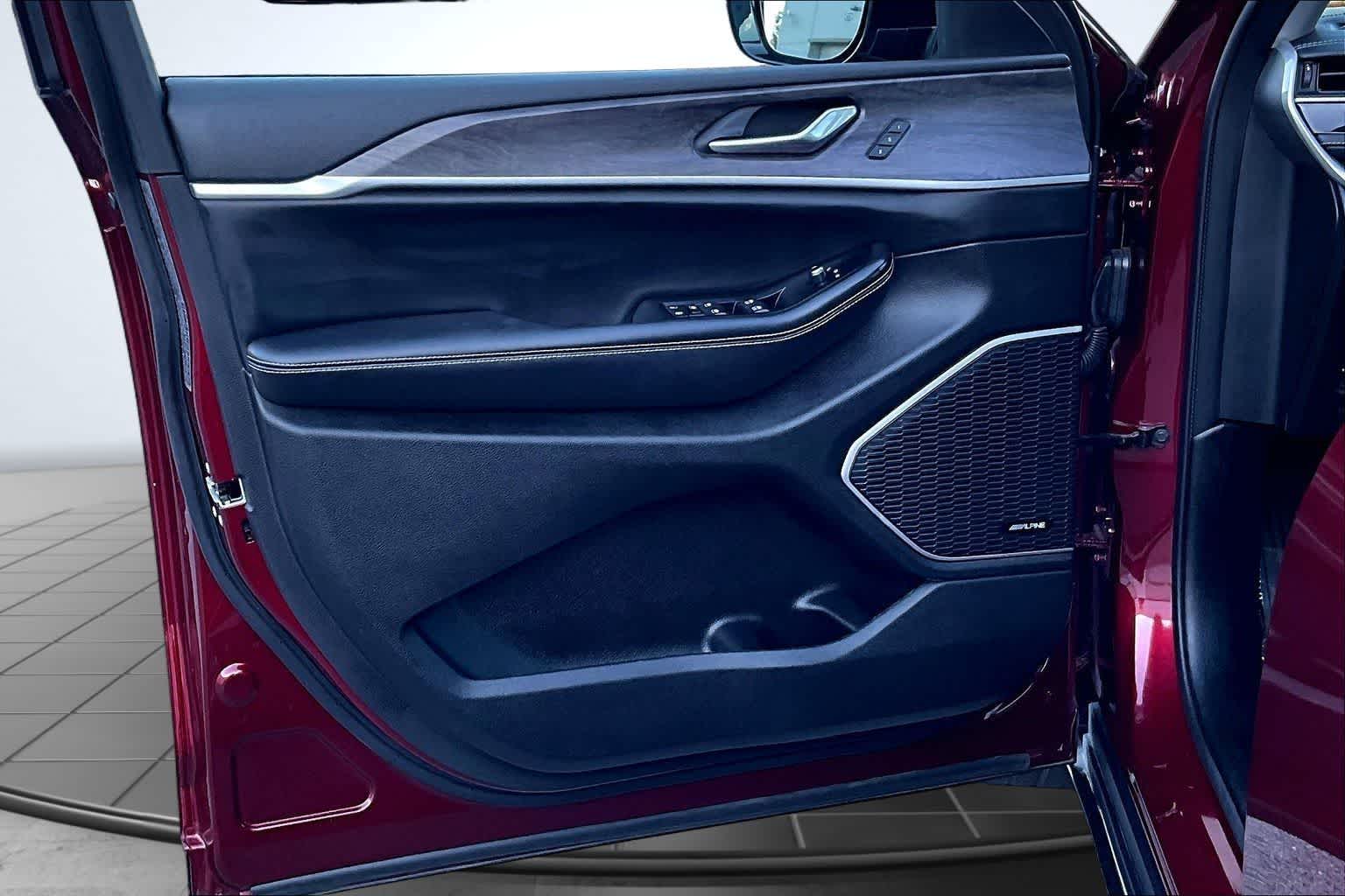 Thumbnail: 2023 Jeep Grand Cherokee - 28