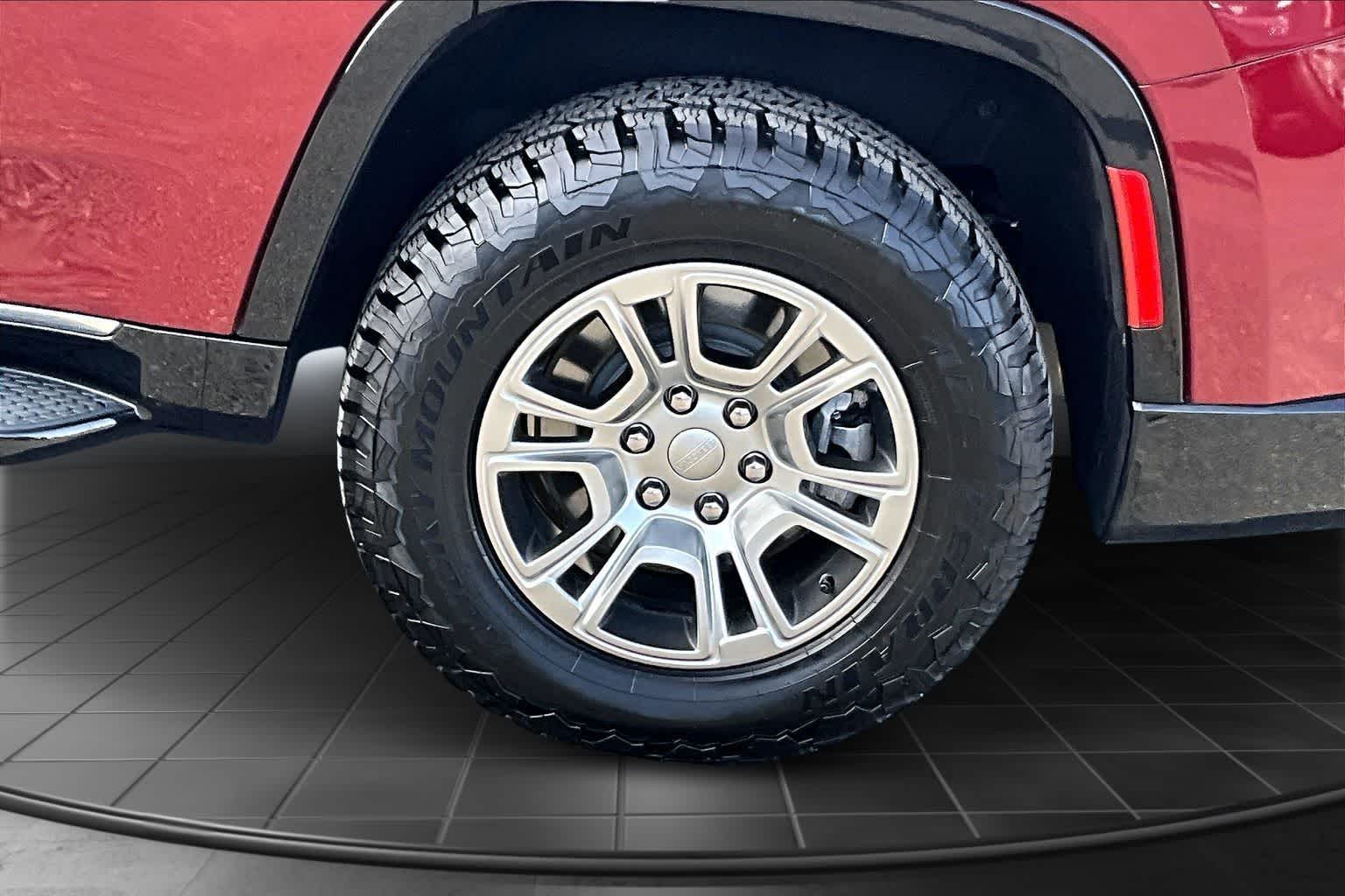 Thumbnail: 2022 Jeep Wagoneer - 35