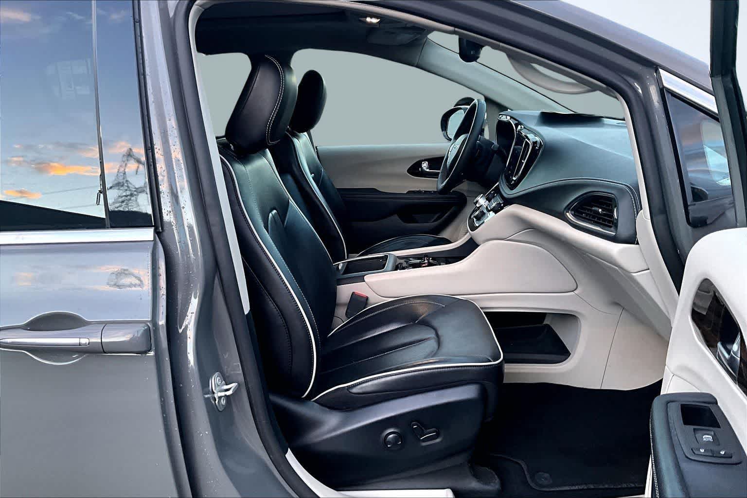 Thumbnail: 2023 Chrysler Pacifica - 14