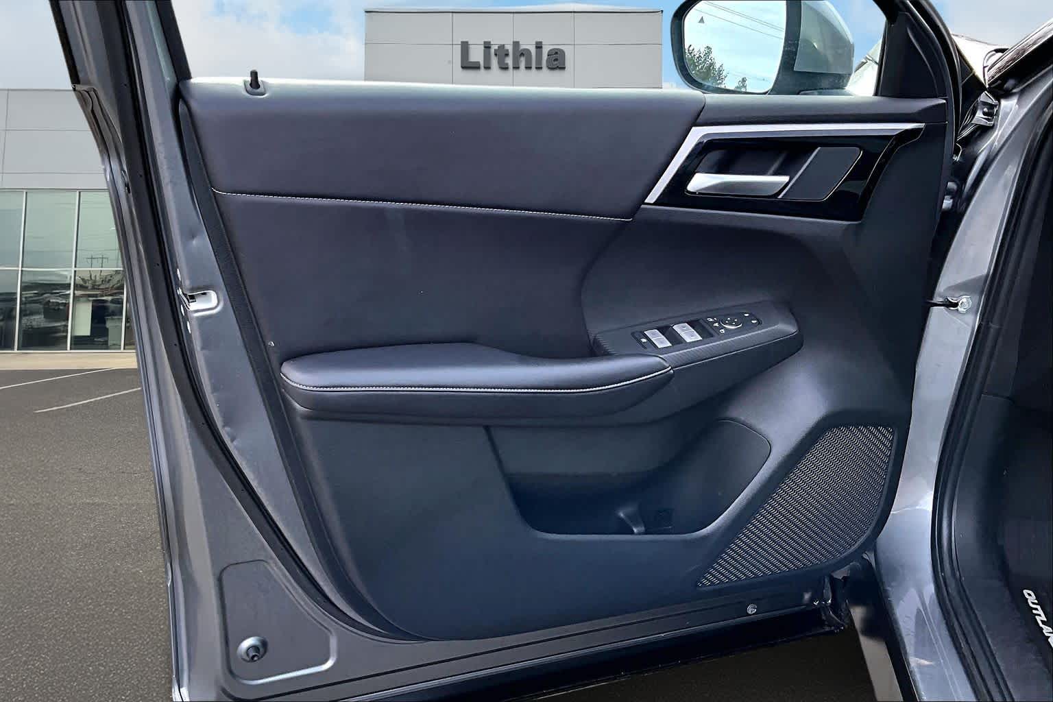 Thumbnail: 2023 Mitsubishi Outlander - 28