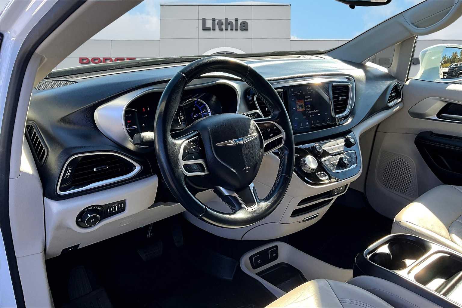 2018 Chrysler Pacifica Hybrid Touring L photo 2