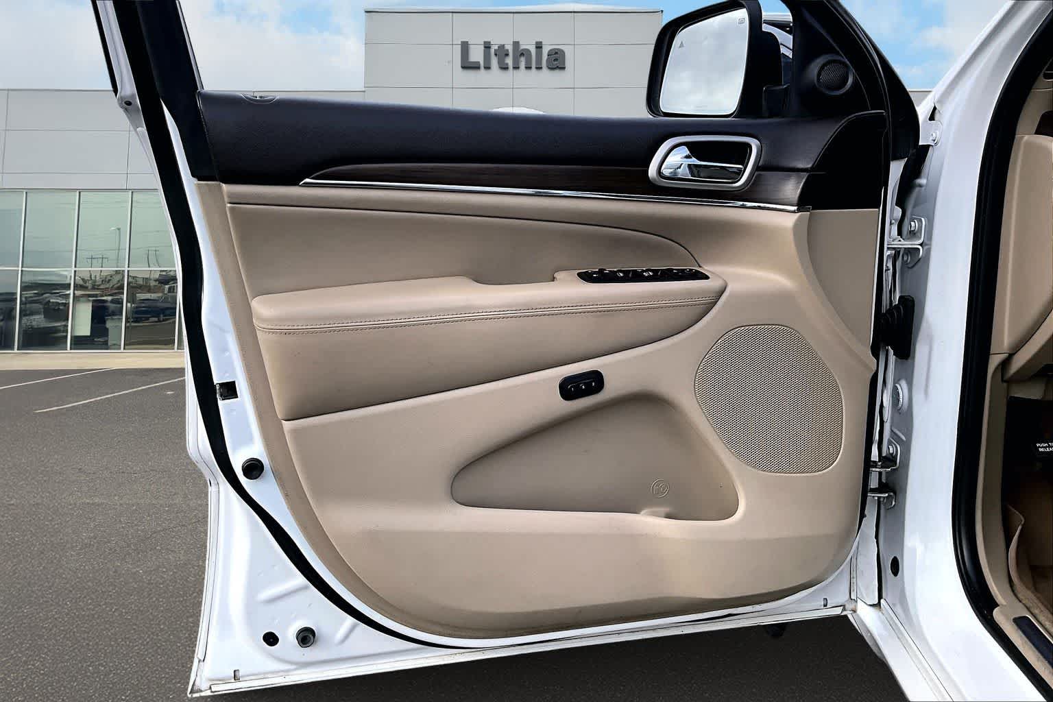 Thumbnail: 2017 Jeep Grand Cherokee - 28