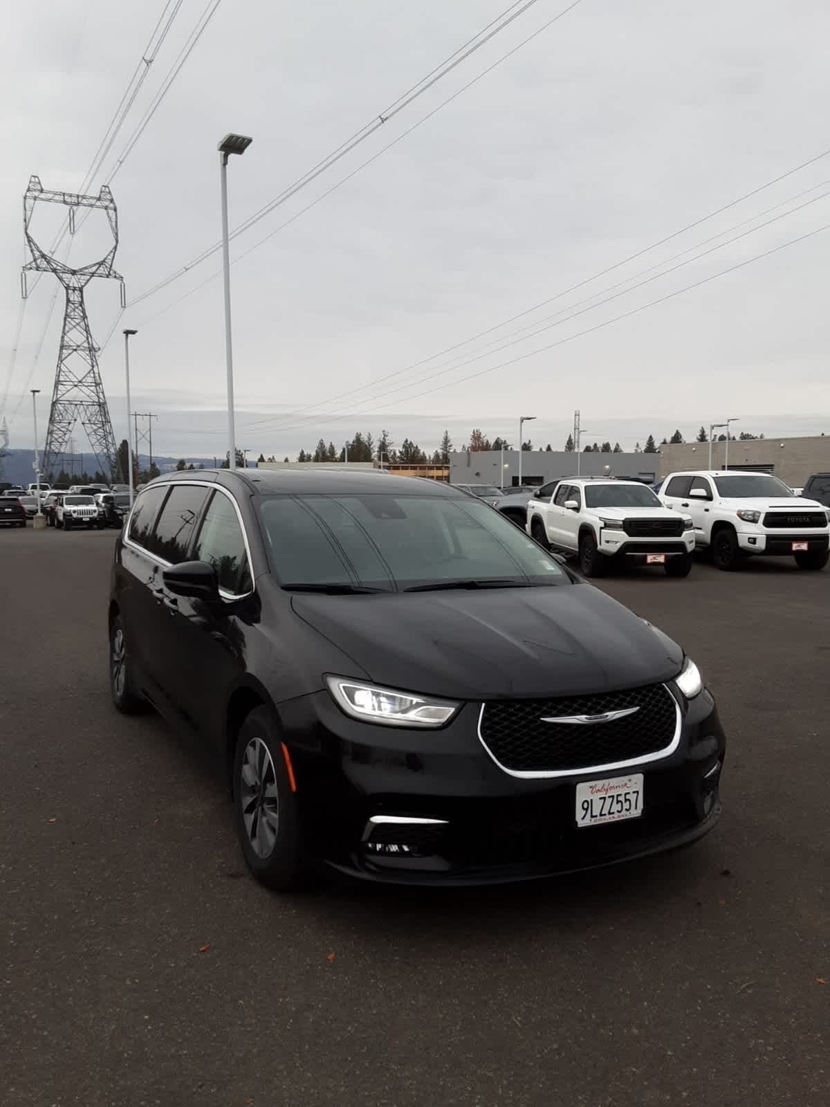 2024 Chrysler Pacifica Hybrid photo 3