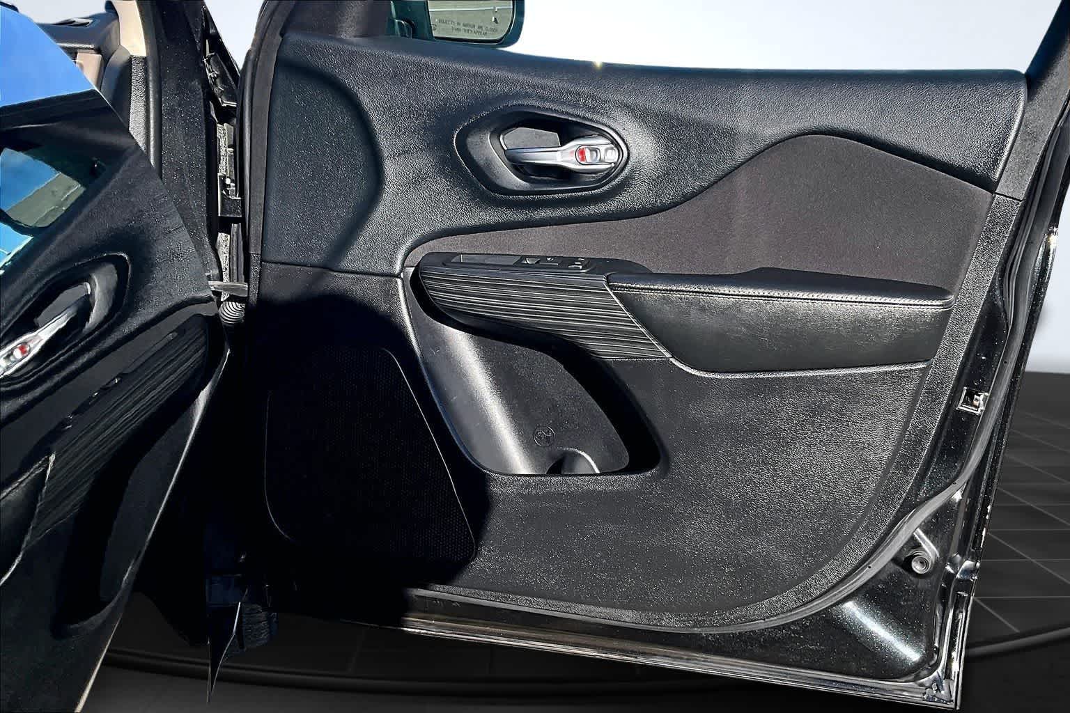 Thumbnail: 2016 Jeep Cherokee - 29