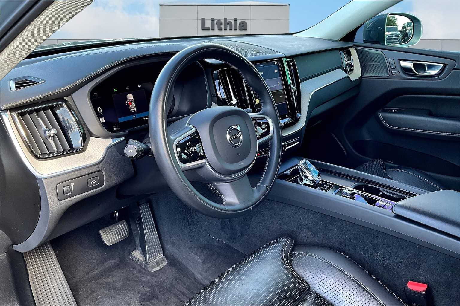 2022 Volvo XC60 B5 Inscription photo 2