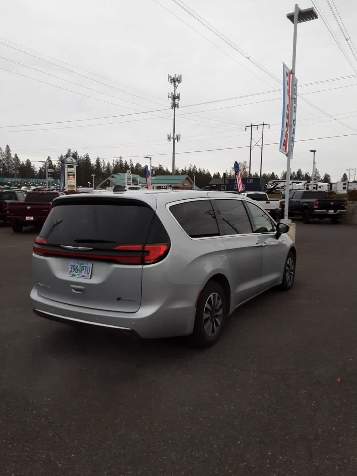 2024 Chrysler Pacifica Hybrid photo 3