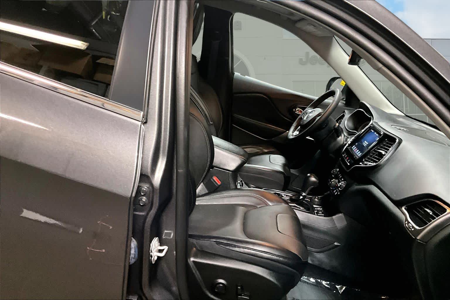 Thumbnail: 2022 Jeep Cherokee - 14