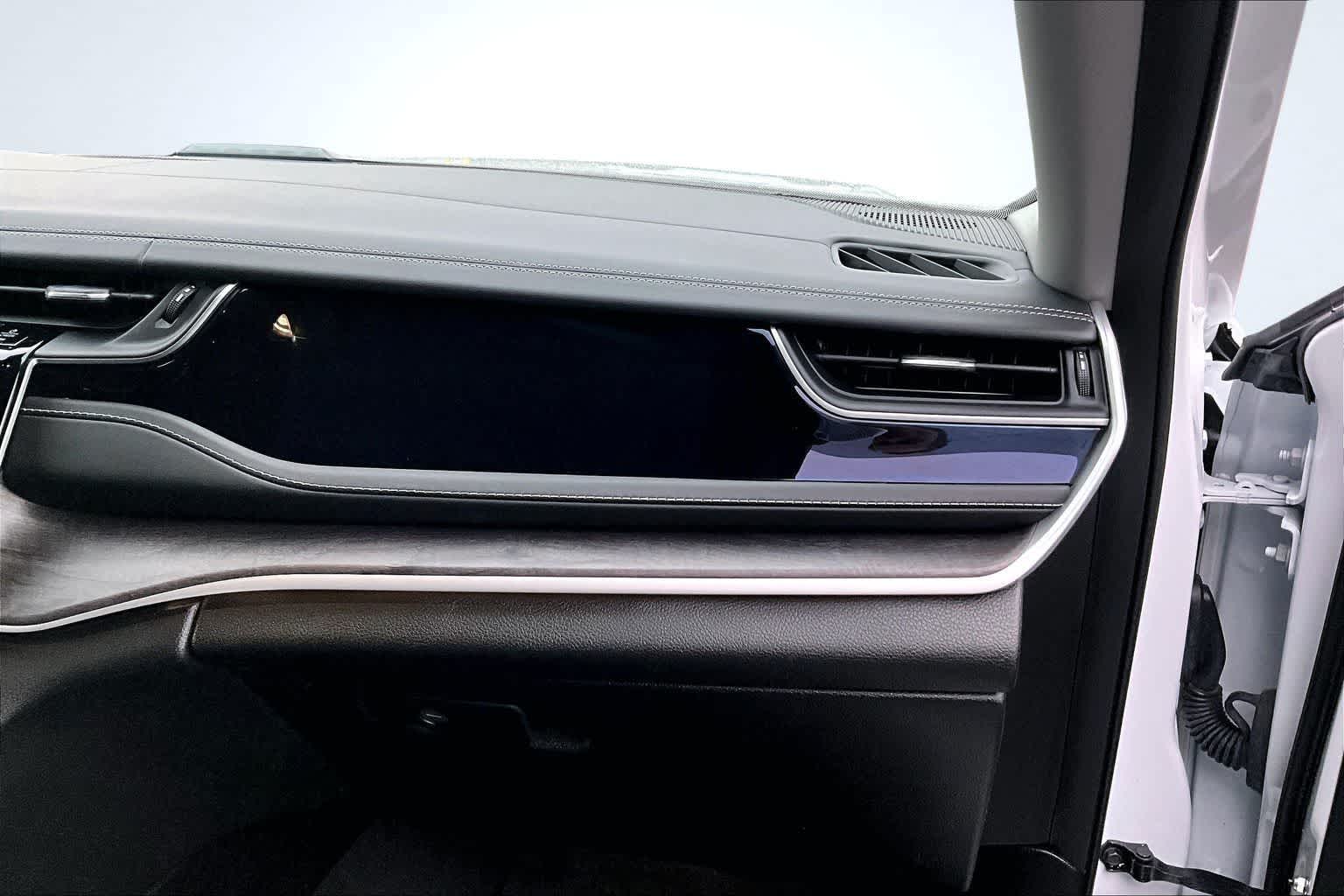 Thumbnail: 2022 Jeep Grand Cherokee - 24