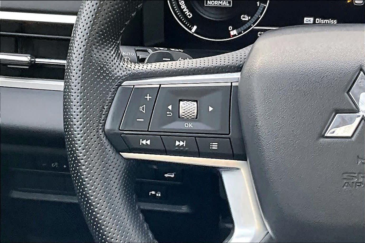 Thumbnail: 2023 Mitsubishi Outlander - 25