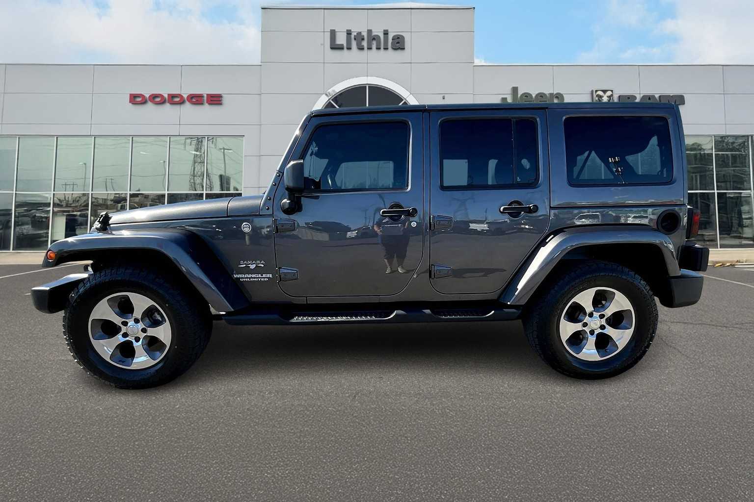 2017 Jeep Wrangler Unlimited Sahara photo 3