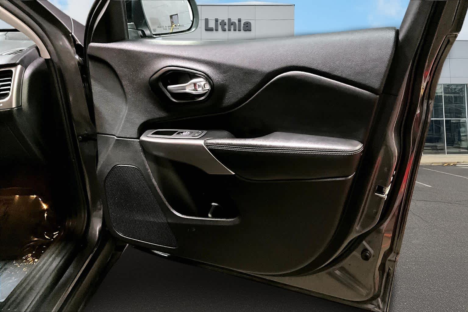 Thumbnail: 2022 Jeep Cherokee - 29