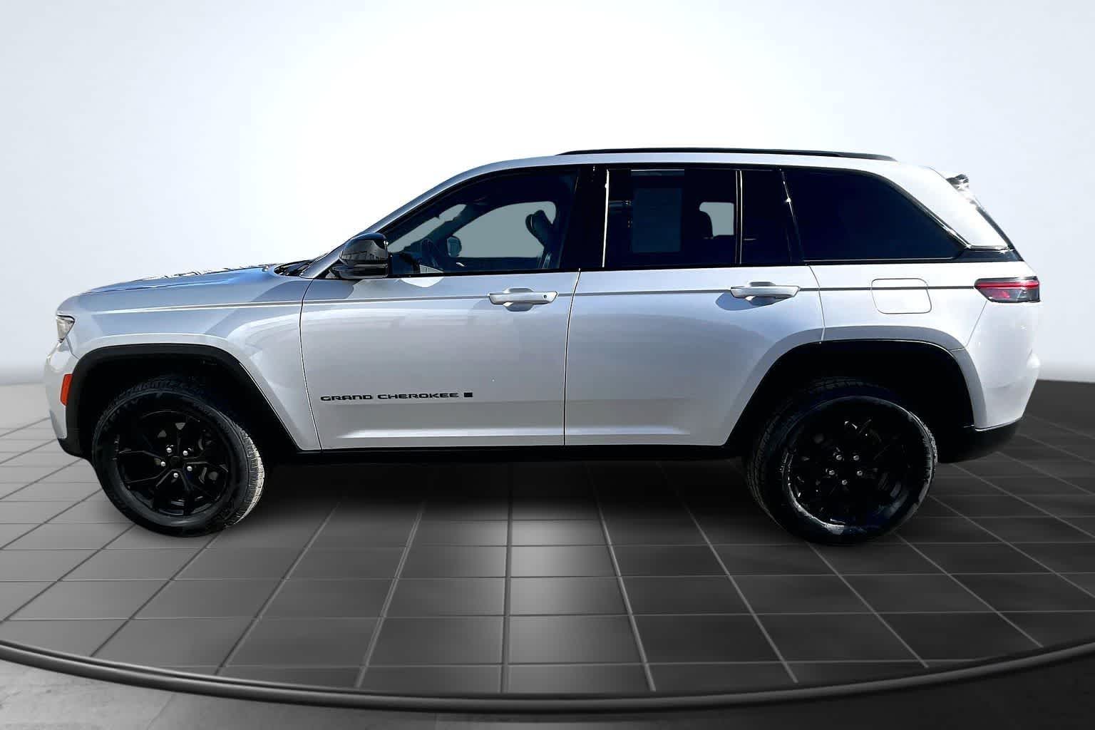 Thumbnail: 2024 Jeep Grand Cherokee - 3