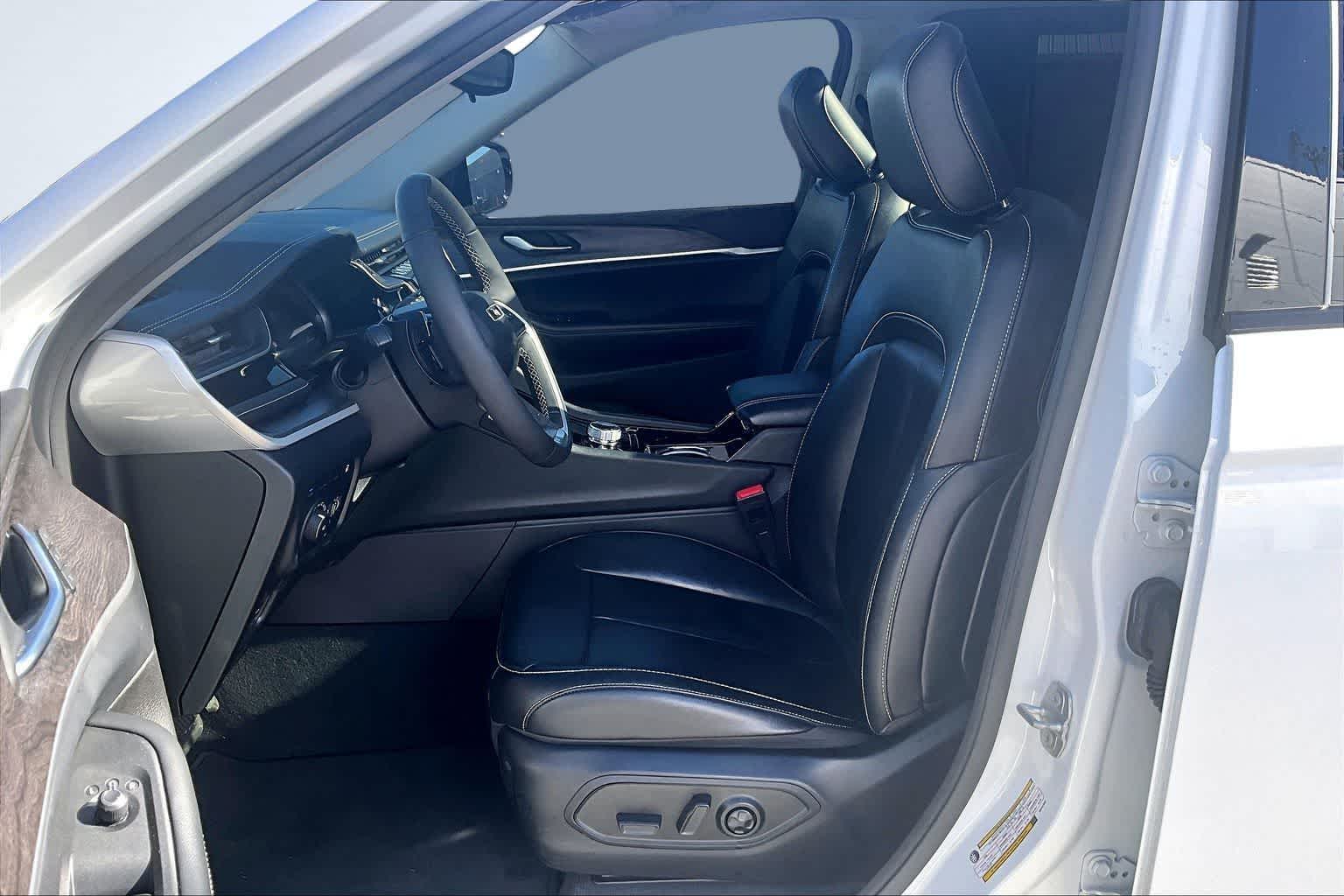 Thumbnail: 2022 Jeep Grand Cherokee - 11