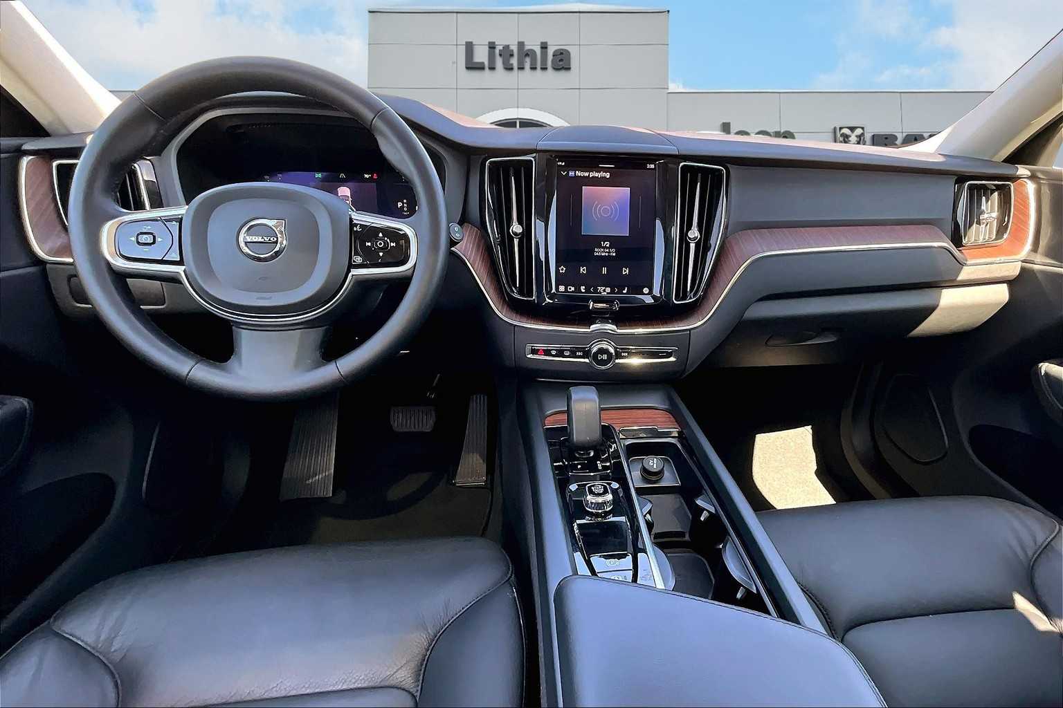 2023 Volvo XC60 B5 Plus photo 3