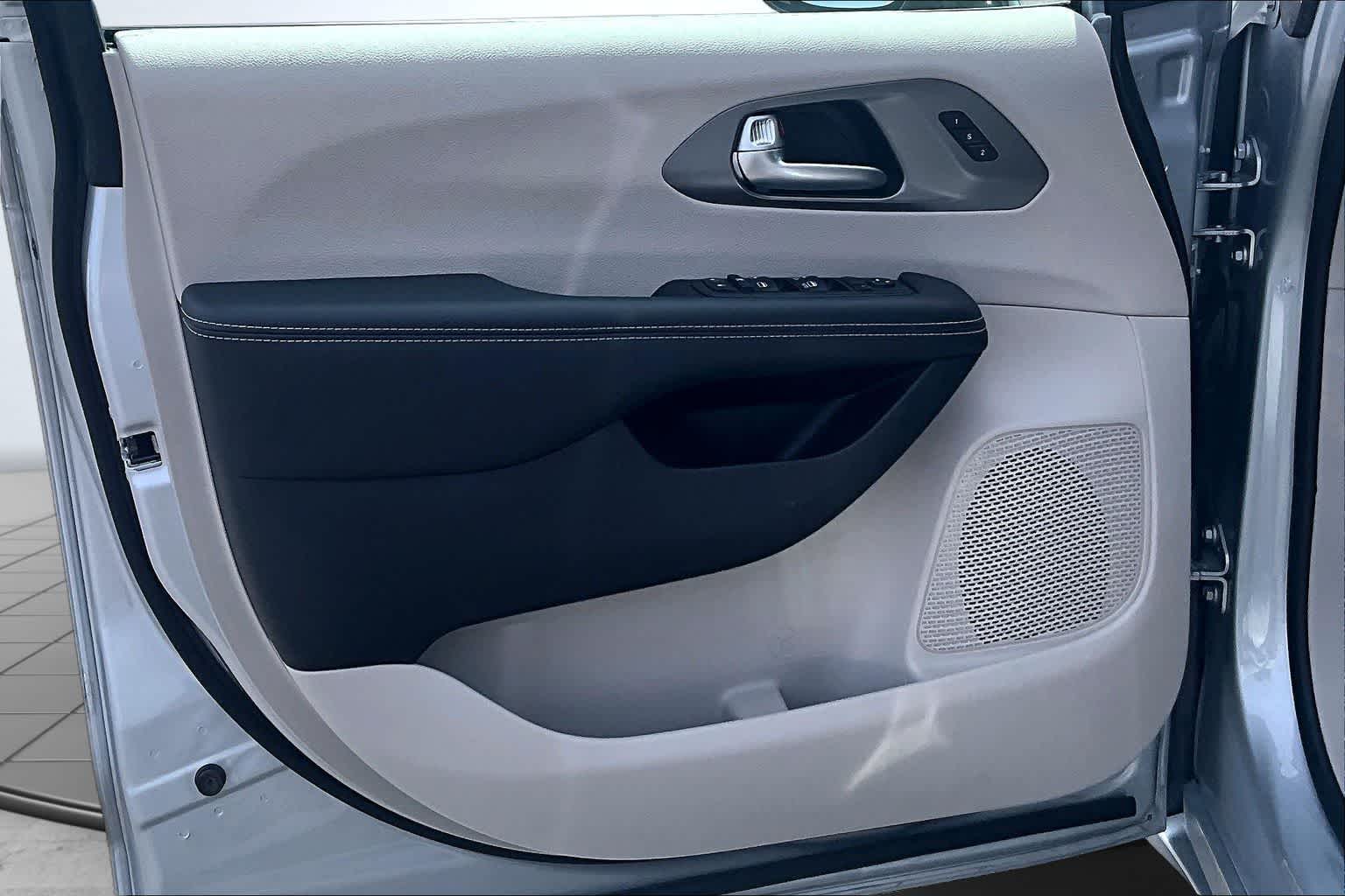 Thumbnail: 2024 Chrysler Pacifica - 28