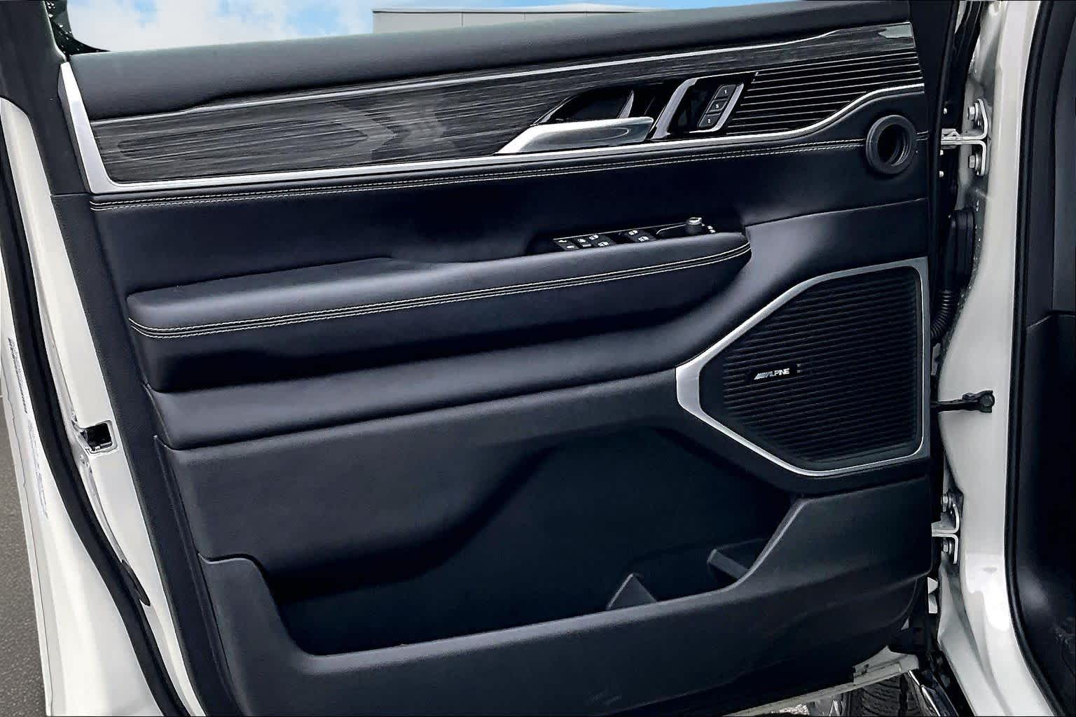 Thumbnail: 2022 Jeep Wagoneer - 28