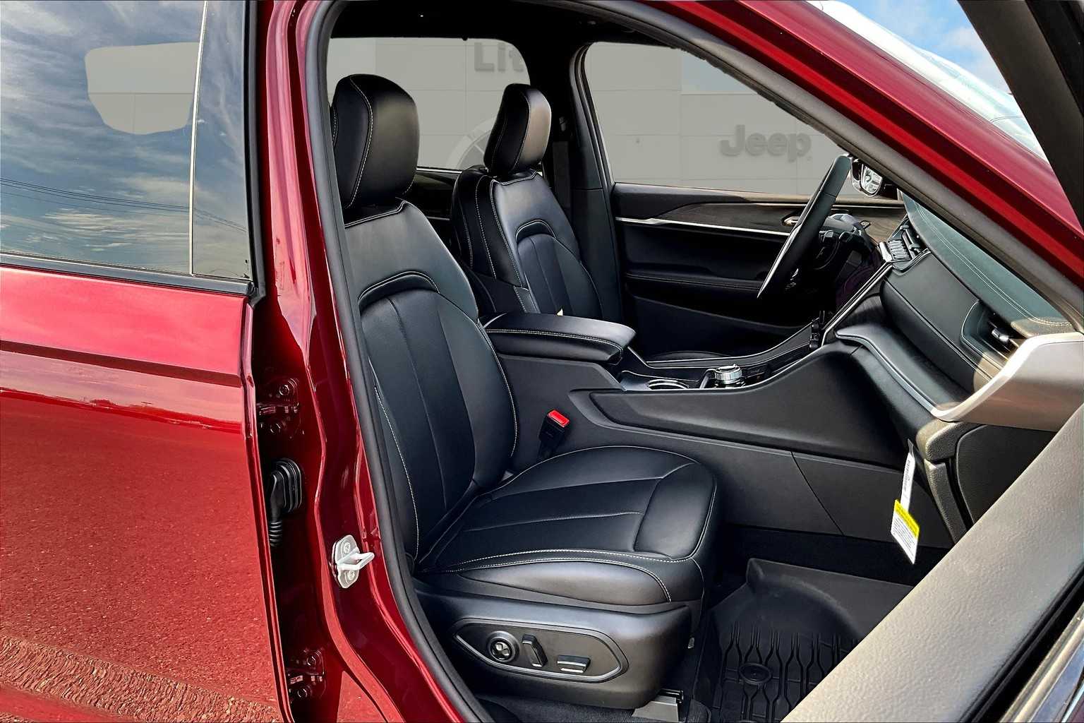 Thumbnail: 2025 Jeep Grand Cherokee L - 14