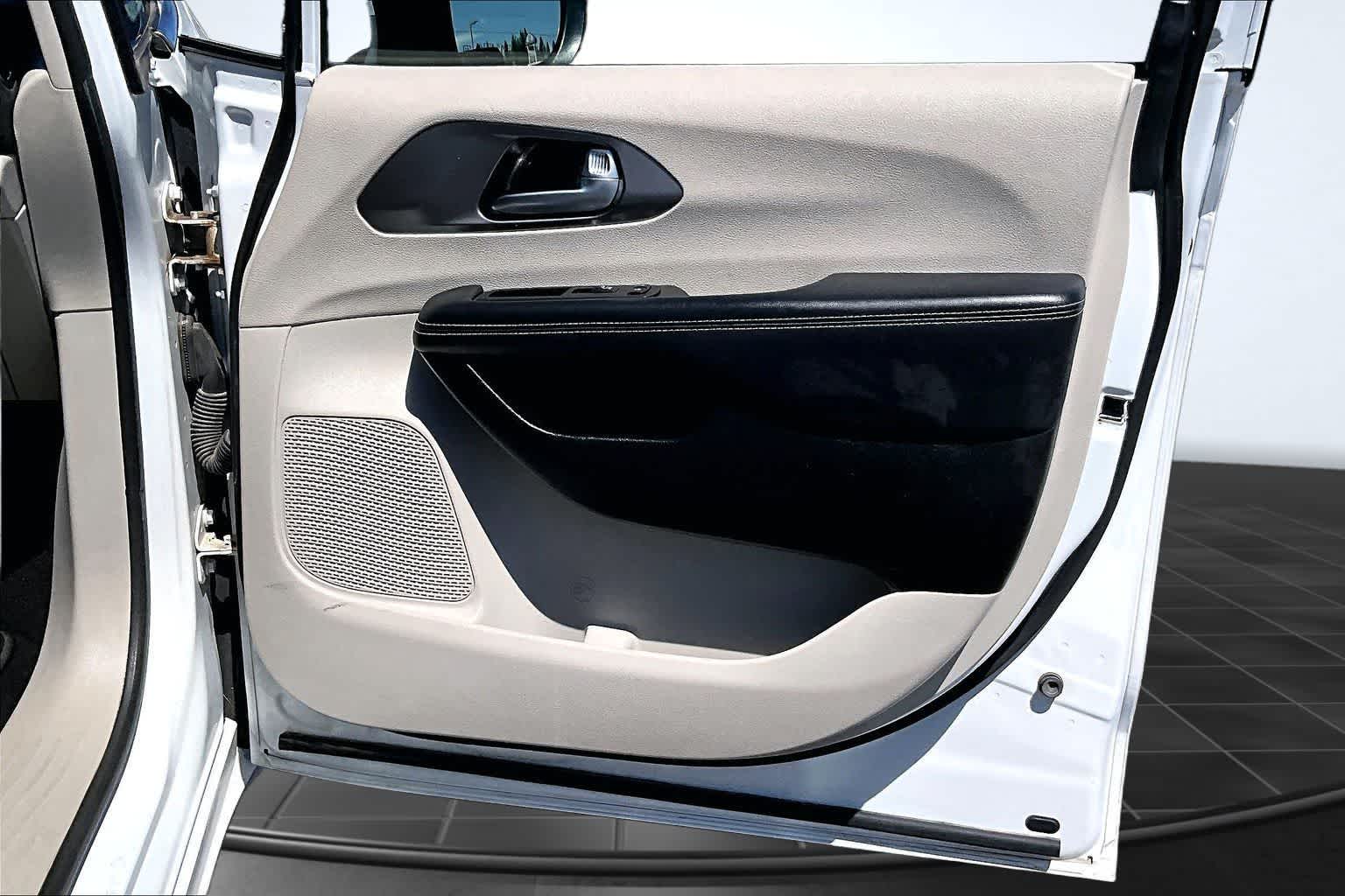 Thumbnail: 2023 Chrysler Pacifica - 28