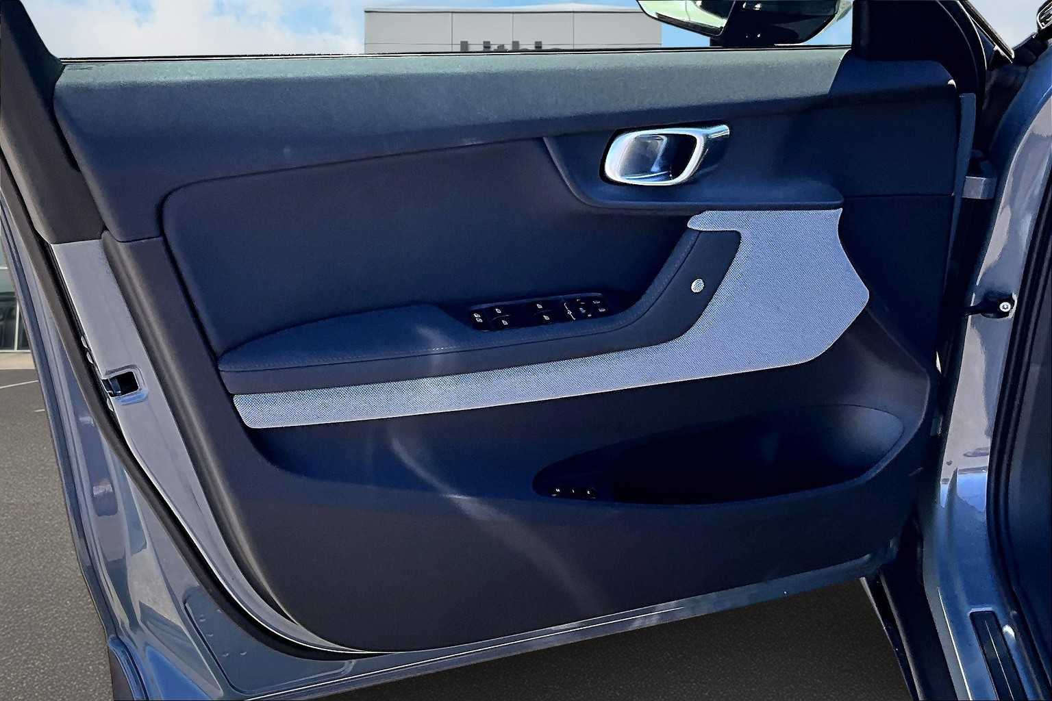 2022 Polestar 2  24