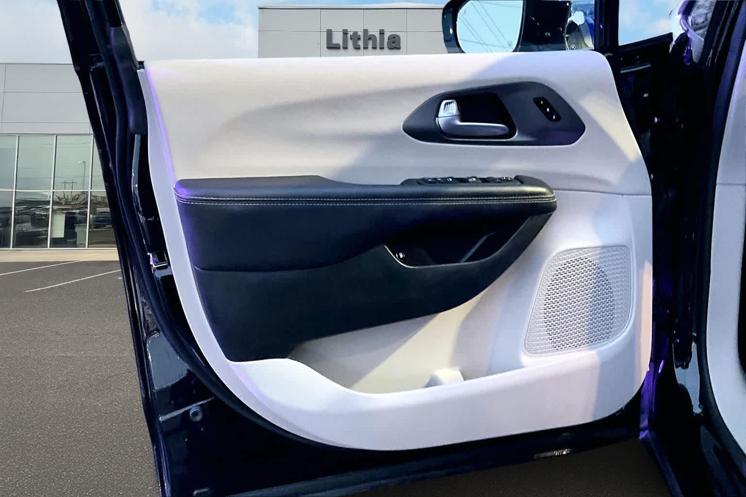 Thumbnail: 2024 Chrysler Pacifica - 28