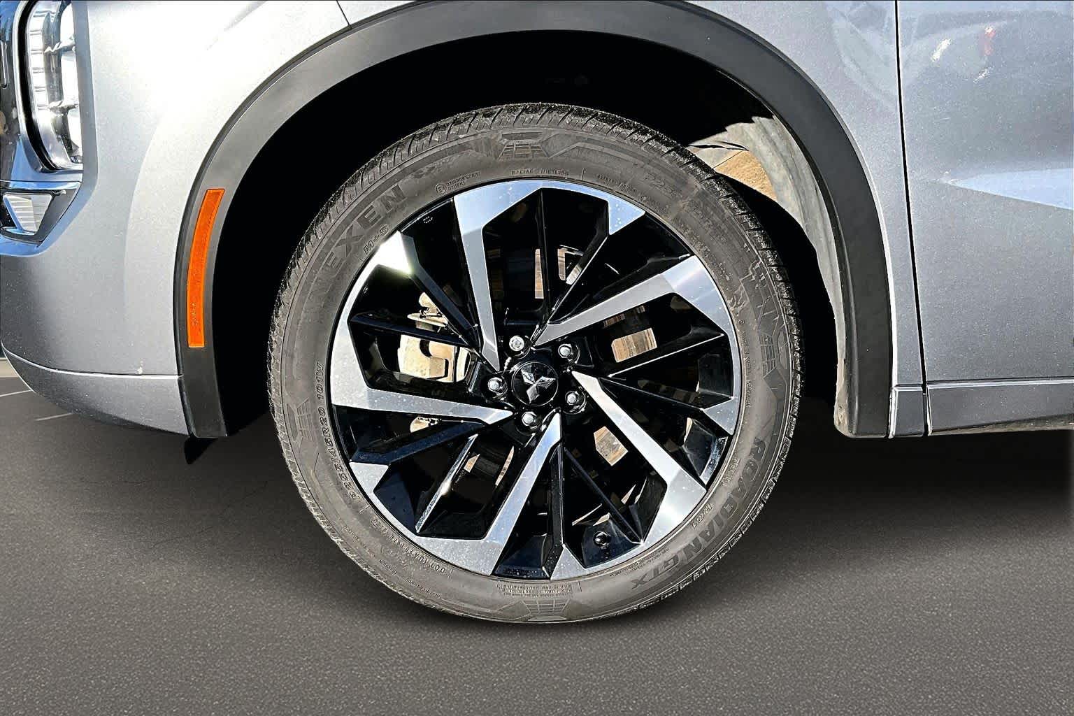 Thumbnail: 2023 Mitsubishi Outlander - 8