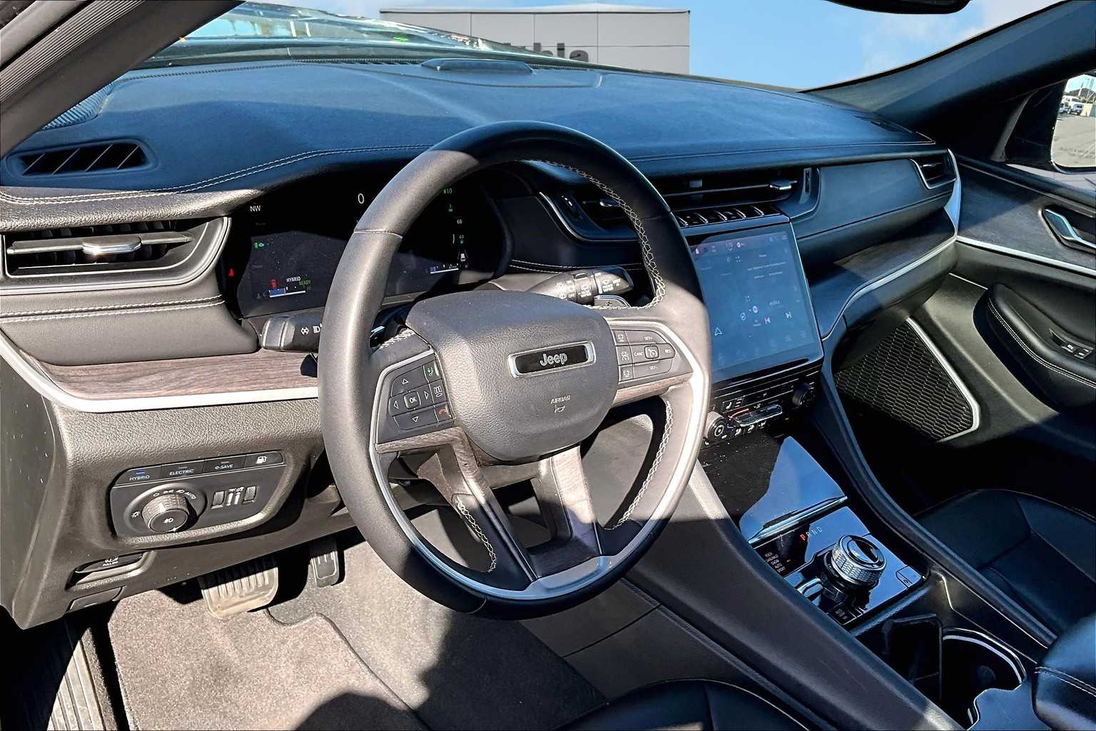 2024 Jeep Cherokee Limited 4xe photo 2