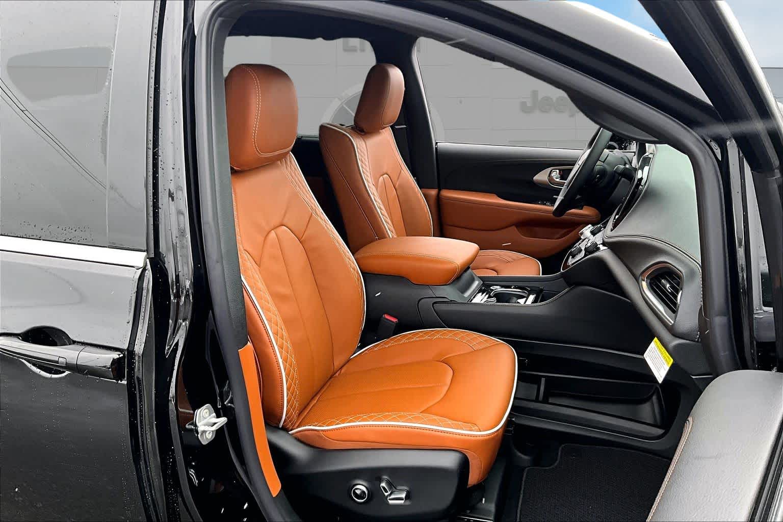 Thumbnail: 2026 Chrysler Pacifica - 14