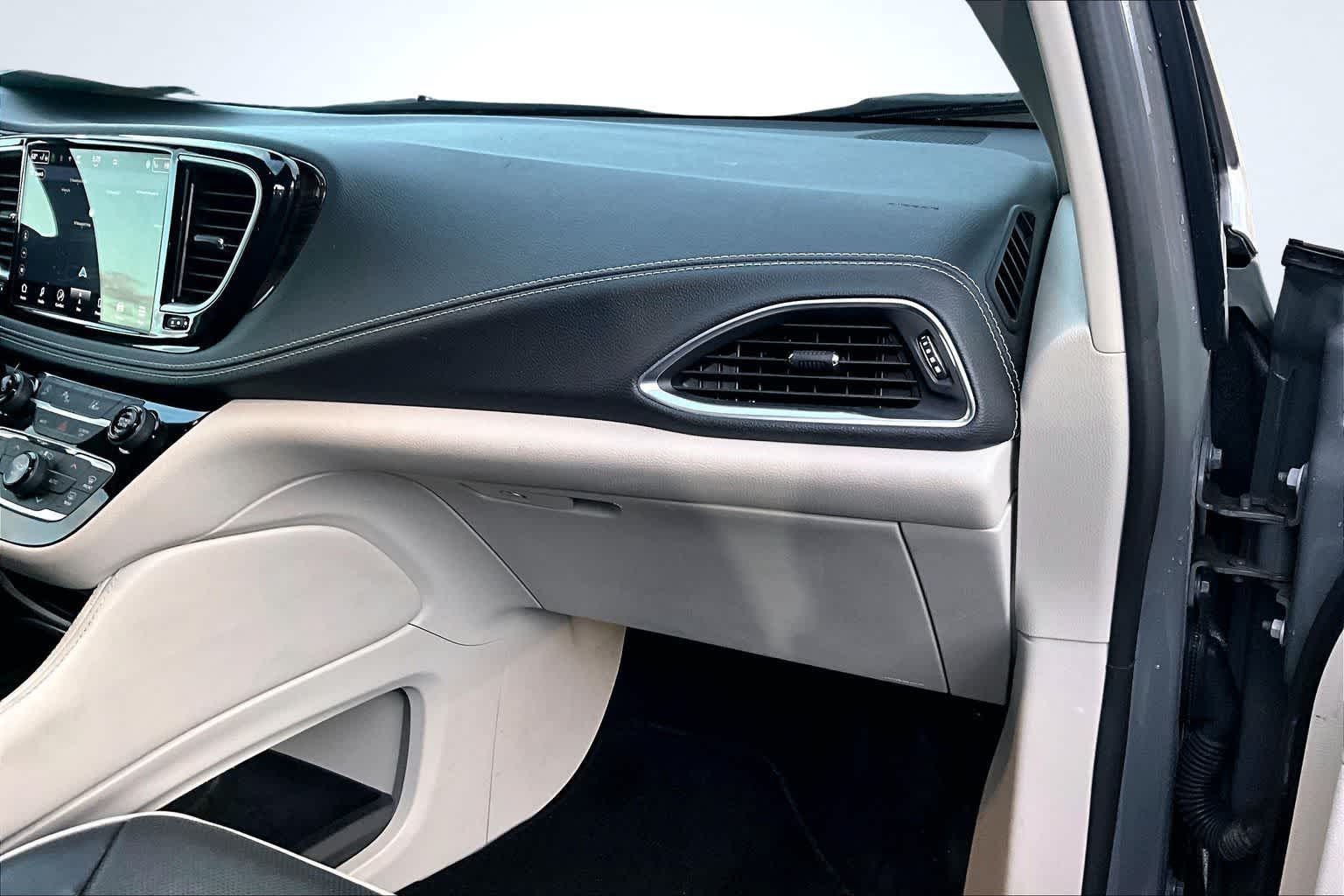 Thumbnail: 2023 Chrysler Pacifica - 24