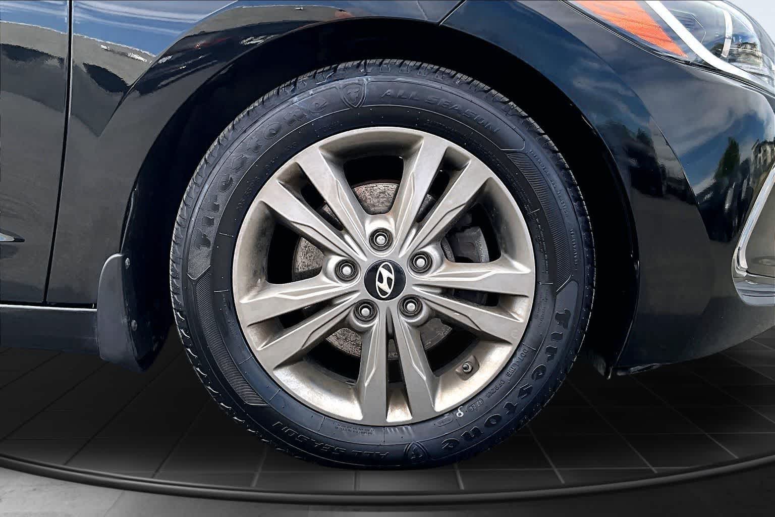 Thumbnail: 2017 Hyundai Elantra - 34