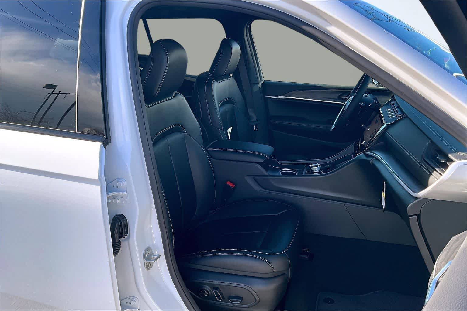 Thumbnail: 2026 Jeep Grand Cherokee - 14