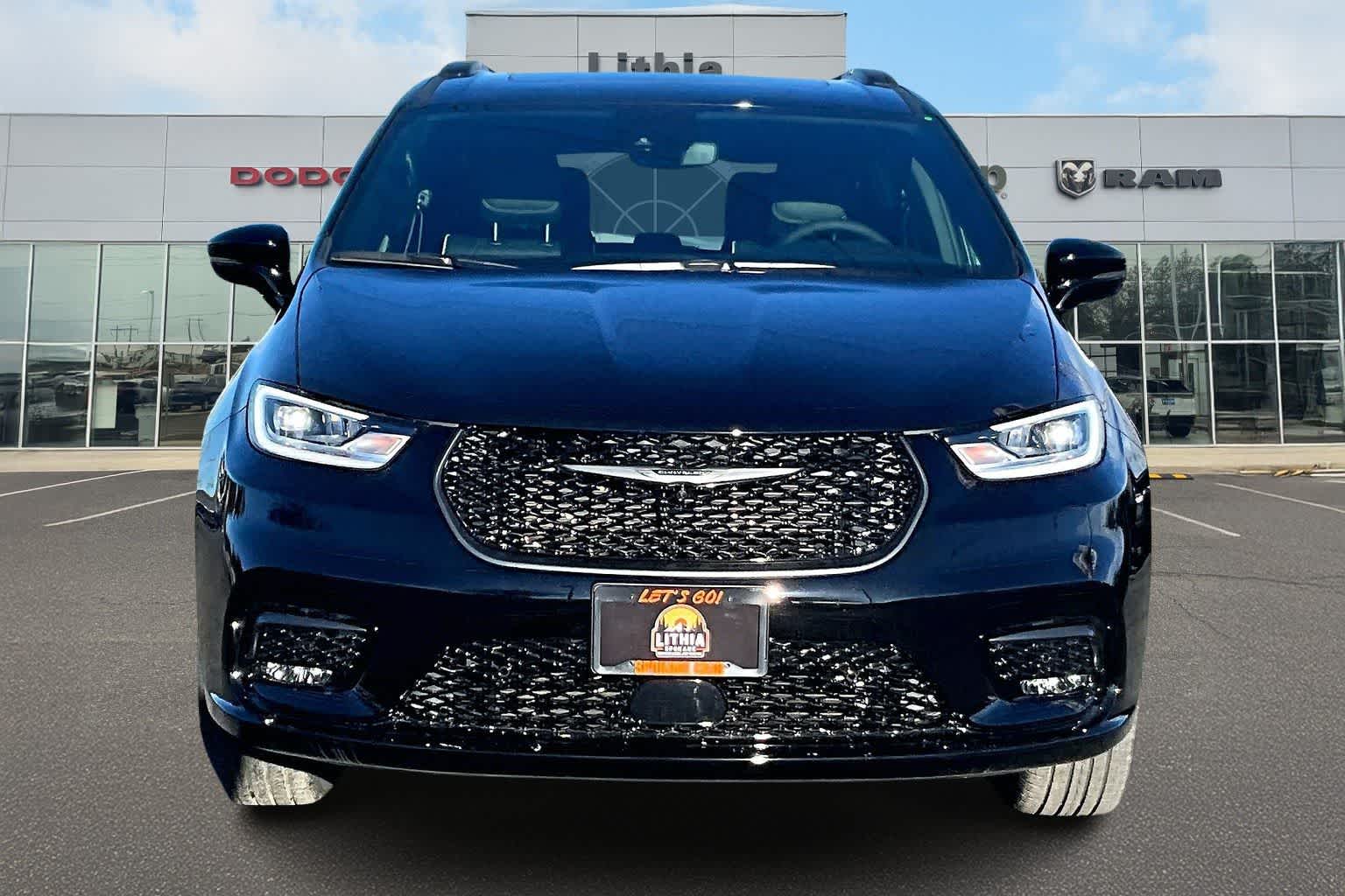 Thumbnail: 2026 Chrysler Pacifica - 6