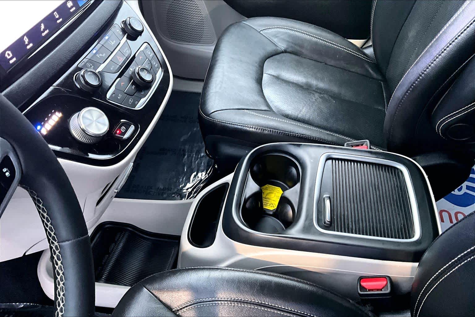 Thumbnail: 2022 Chrysler Pacifica - 17