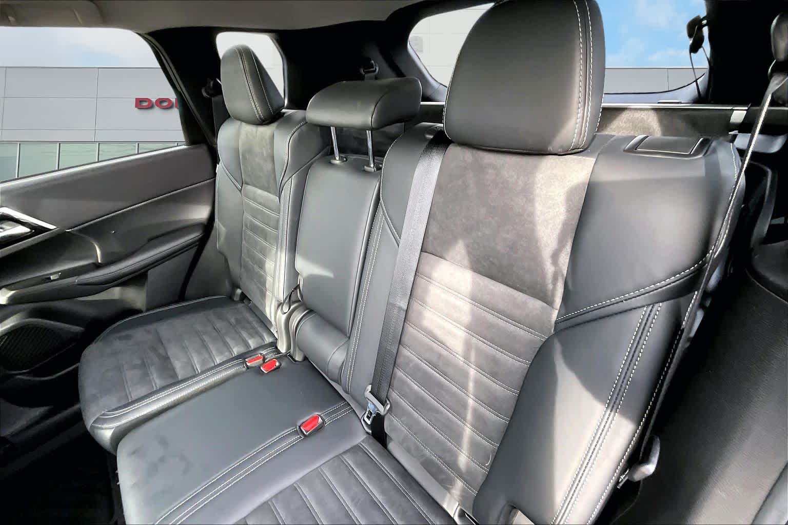 Thumbnail: 2023 Mitsubishi Outlander - 13