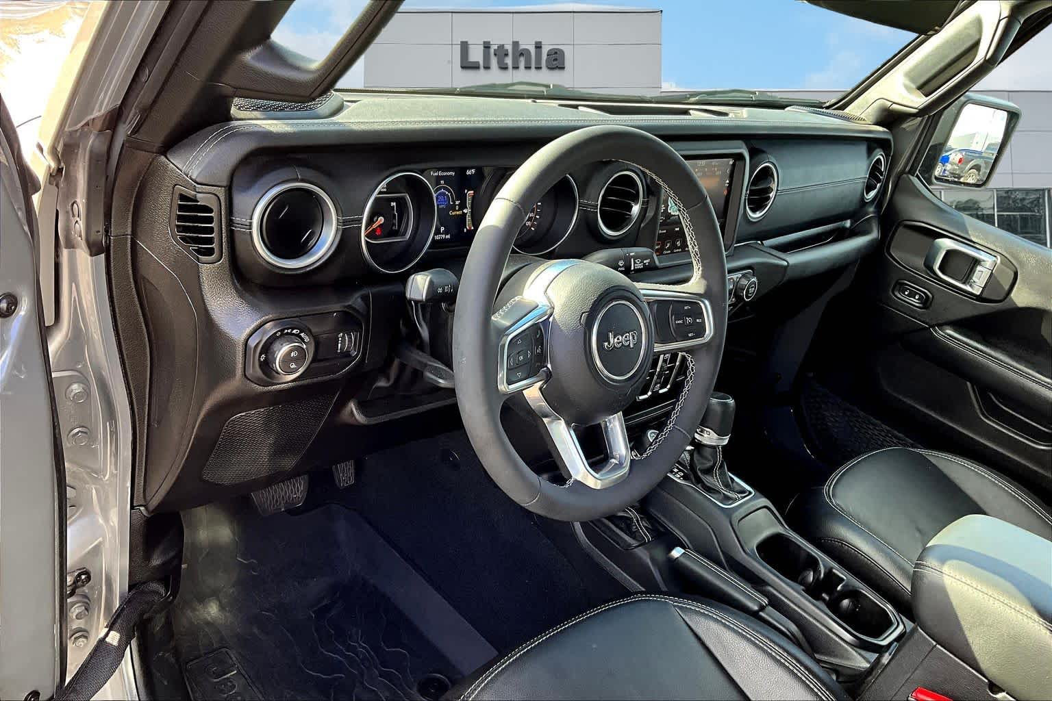 2023 Jeep Gladiator Overland photo 2