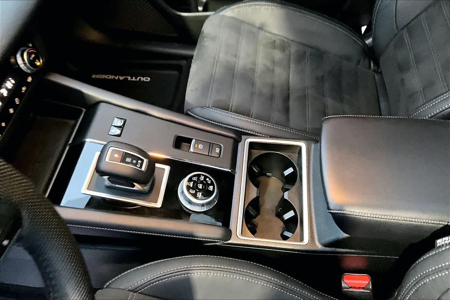 Thumbnail: 2023 Mitsubishi Outlander - 17